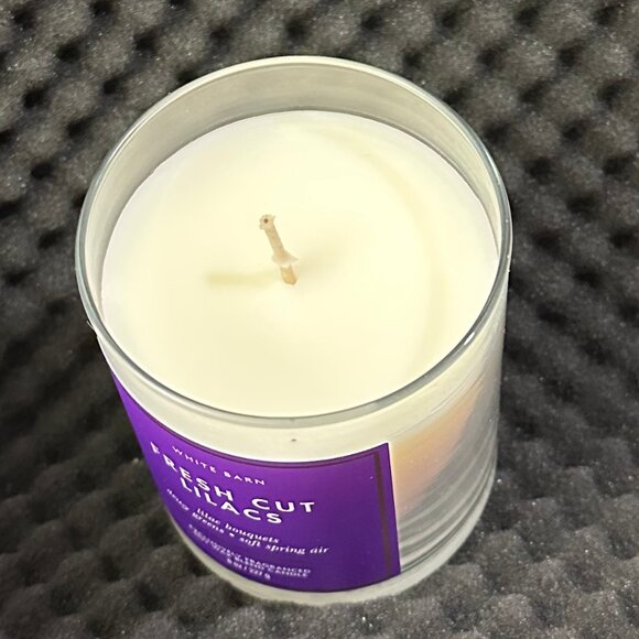 White Barn Fresh Cut Lilacs Single Wick Candle - Picture 4 of 5
